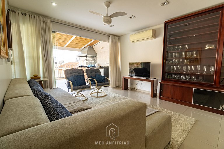 3-Bedroom Apartment with Barbecue in Guarujá