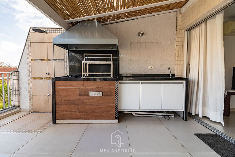 3-Bedroom Apartment with Barbecue in Guarujá