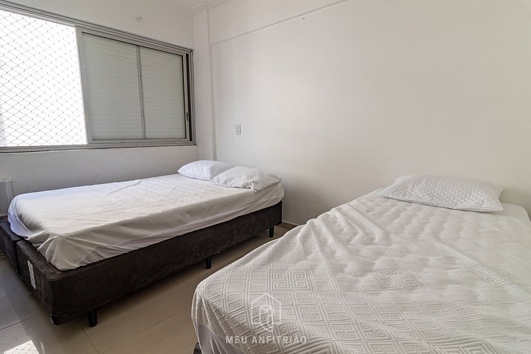 Apto p/ 6, garagem e churrasqueira a 300m da praia