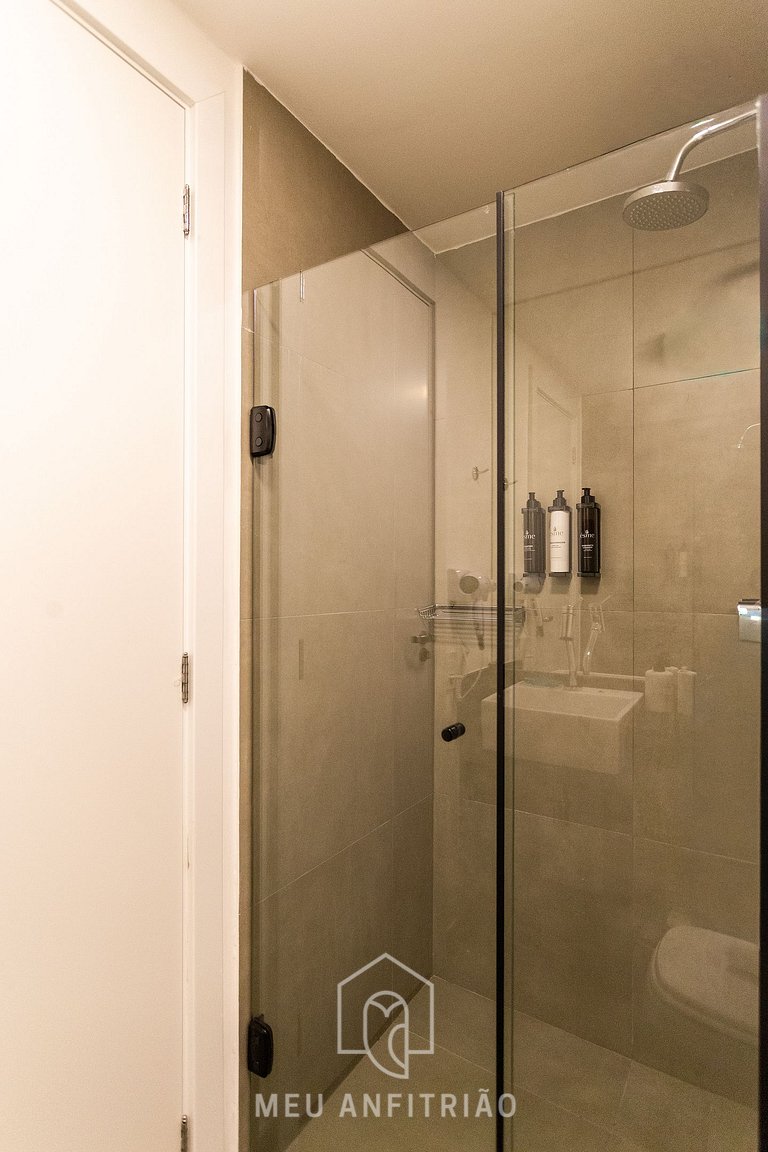 Studio p/2, piscina ao lado do metrô Oscar Freire