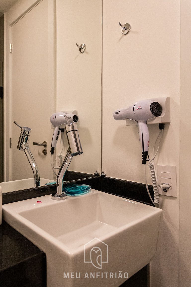 Studio p/2, piscina ao lado do metrô Oscar Freire