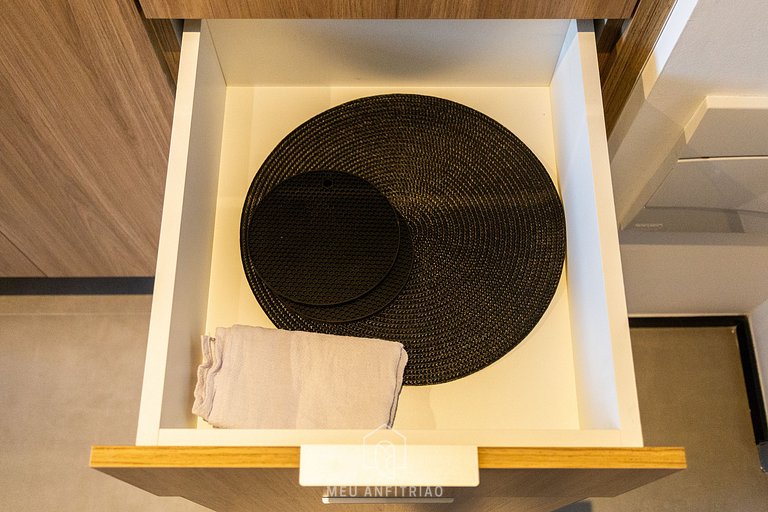 Studio p/2, piscina ao lado do metrô Oscar Freire