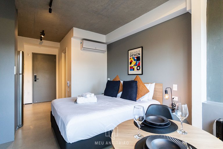 Studio p/2, piscina ao lado do metrô Oscar Freire