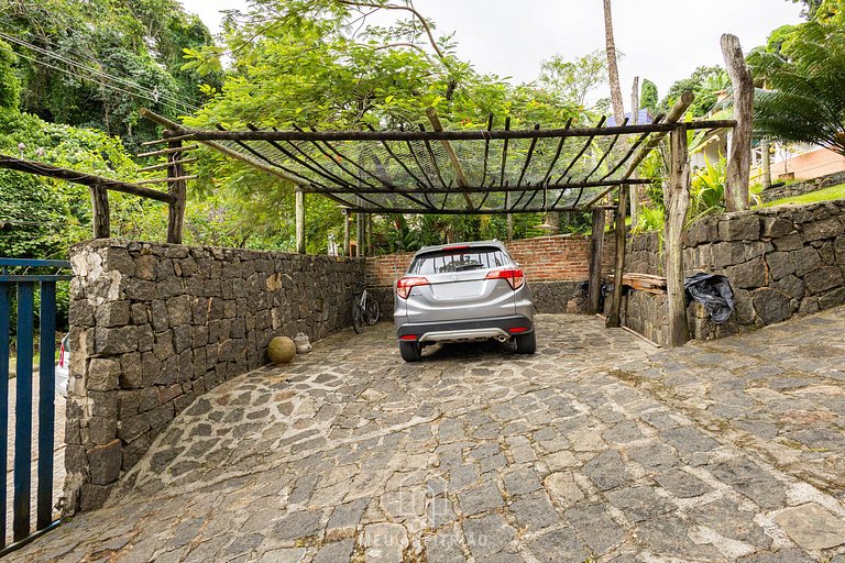 Churrasqueira e garagem a 500m da Praia de Perequê