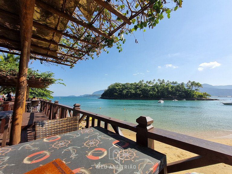 Churrasqueira e garagem a 500m da Praia de Perequê