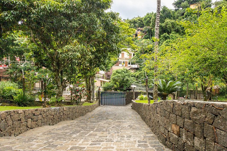 Churrasqueira e garagem a 500m da Praia de Perequê