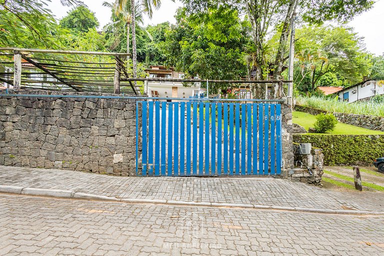 Churrasqueira e garagem a 500m da Praia de Perequê