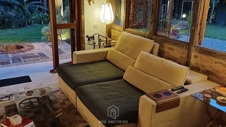 Casa com riacho e jardim em Lumiar