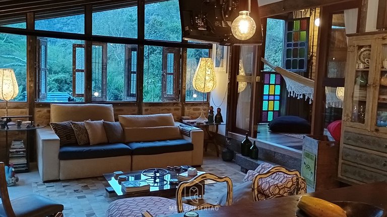 Casa com riacho e jardim em Lumiar