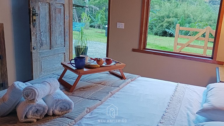 Casa com riacho e jardim em Lumiar