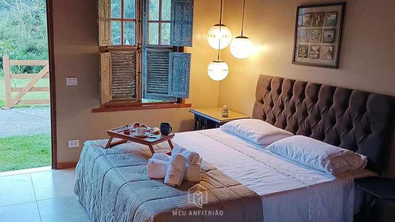 Casa com riacho e jardim em Lumiar