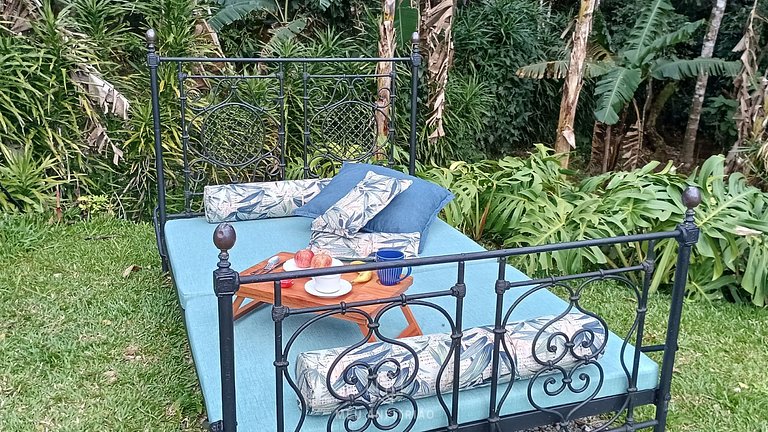 Casa com riacho e jardim em Lumiar