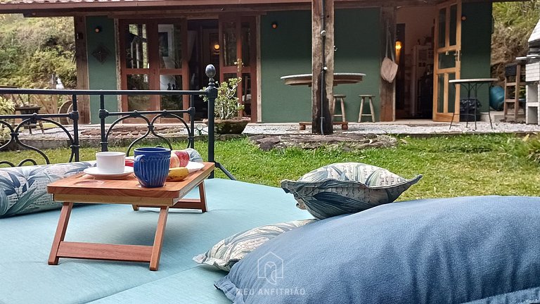 Casa com riacho e jardim em Lumiar