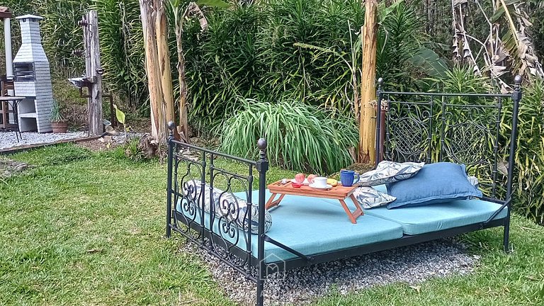 Casa com riacho e jardim em Lumiar