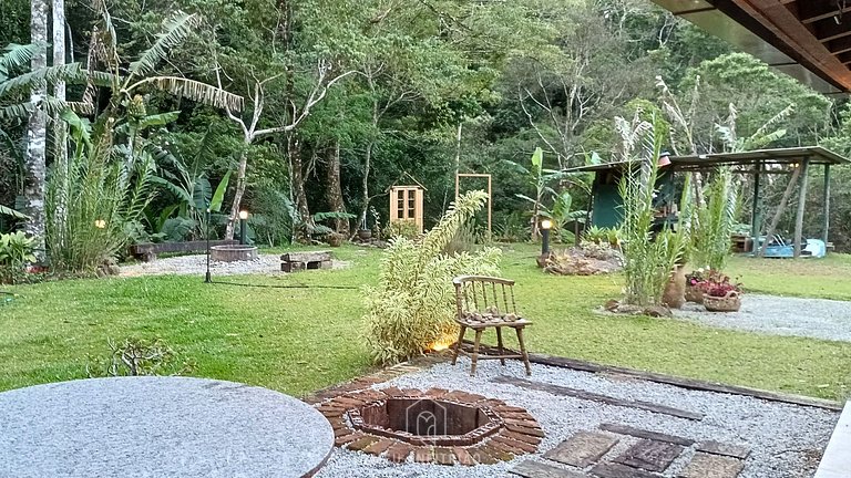 Casa com riacho e jardim em Lumiar