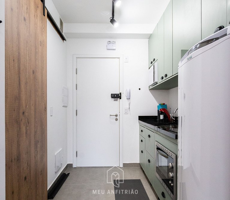 Studio for 2, kitchen, gym, 300m from the subway