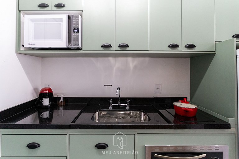 Studio for 2, kitchen, gym, 300m from the subway