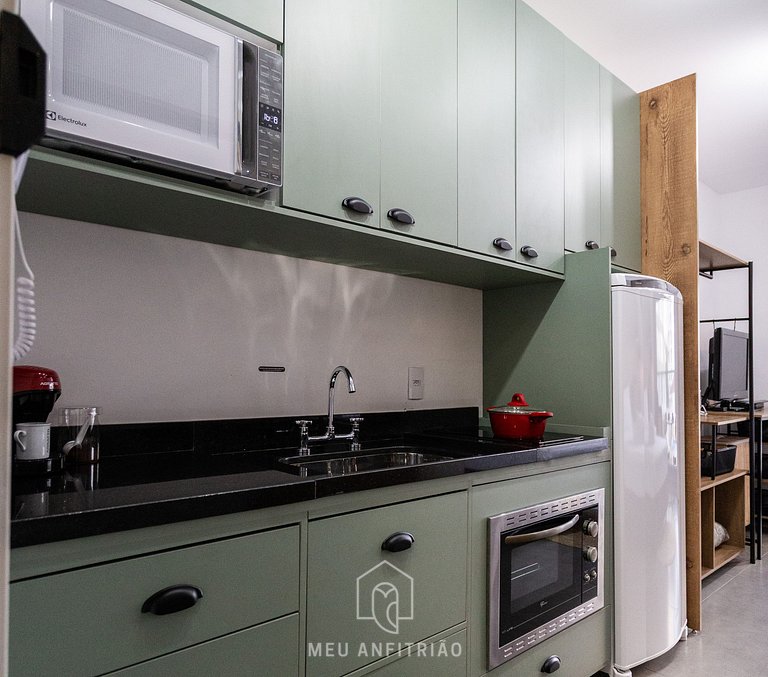 Studio for 2, kitchen, gym, 300m from the subway