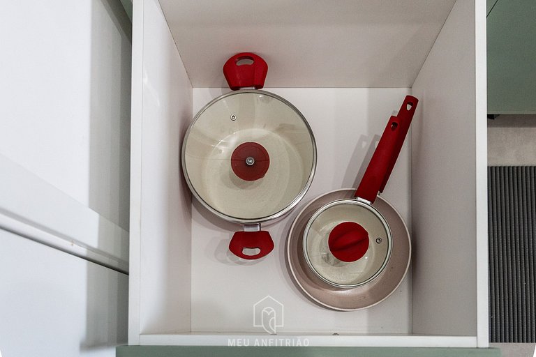 Studio for 2, kitchen, gym, 300m from the subway