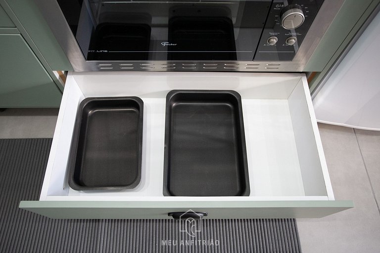 Studio for 2, kitchen, gym, 300m from the subway