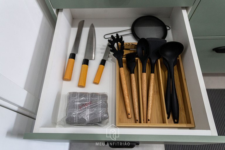 Studio for 2, kitchen, gym, 300m from the subway