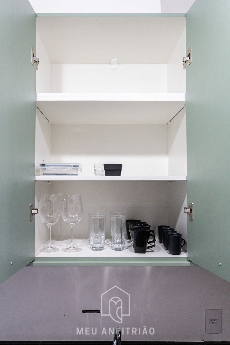 Studio for 2, kitchen, gym, 300m from the subway