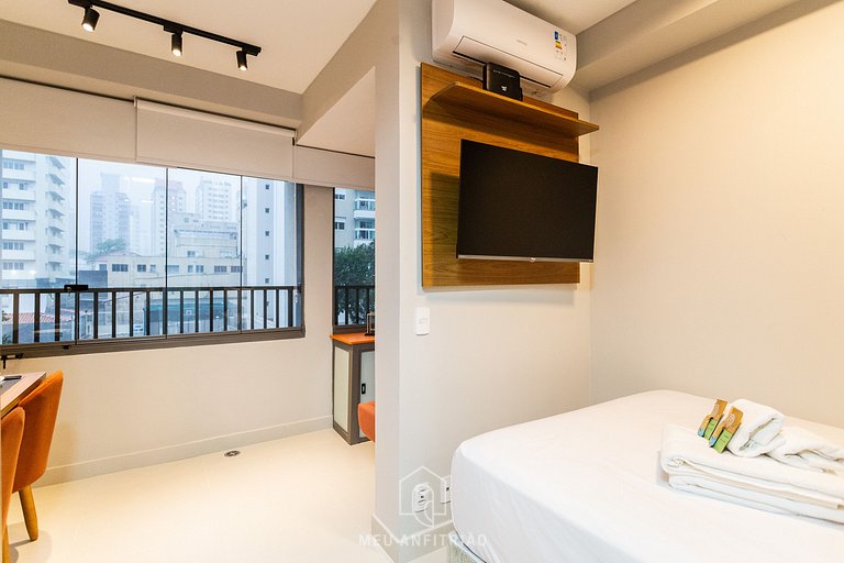 Studio for 2, building near São Paulo Hospital