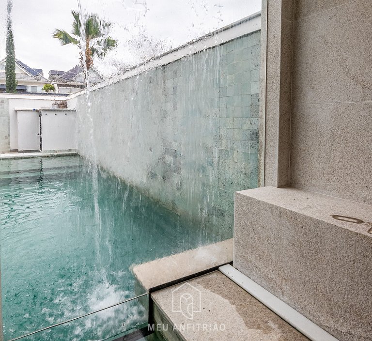 House for 11, pool and barbecue near the beach