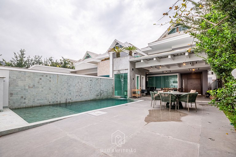 Casa p/ 11, piscina e churrasqueira perto da praia