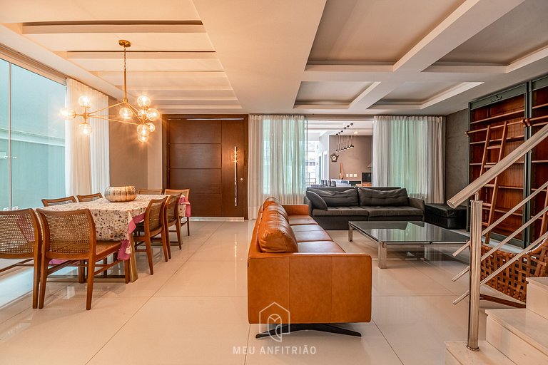 House for 11, pool and barbecue near the beach