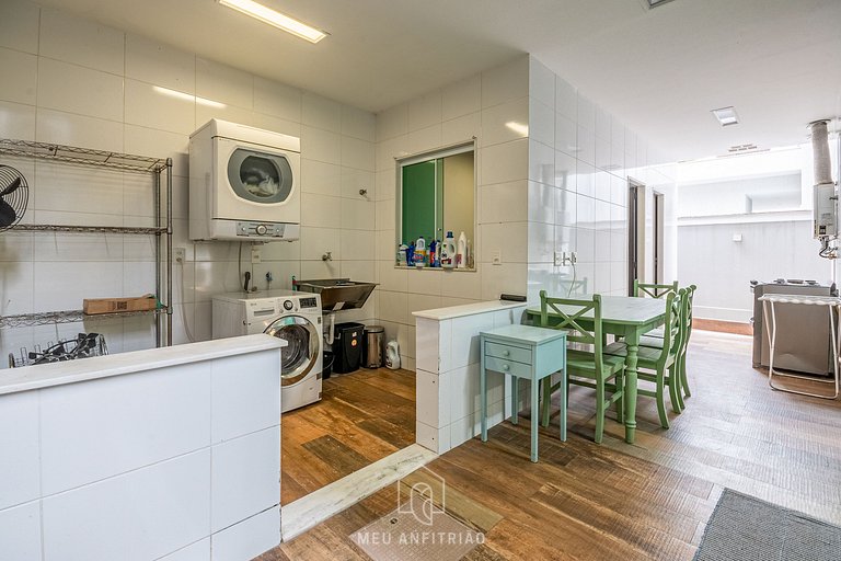 House for 11, pool and barbecue near the beach