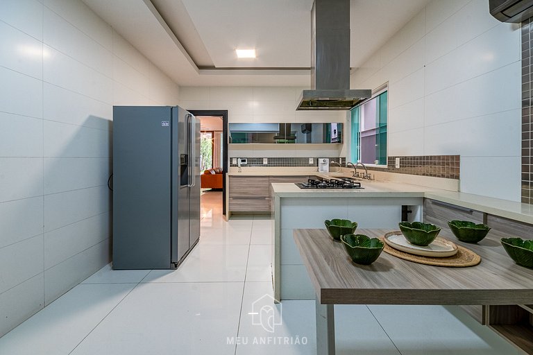 House for 11, pool and barbecue near the beach