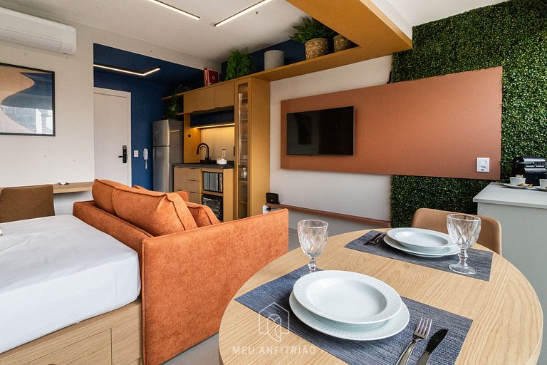 Studio for 4, next to subway, near the Consulate