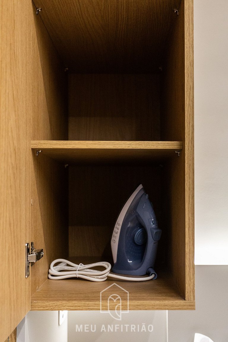 Studio p/4, lado do metrô, perto do Consulado