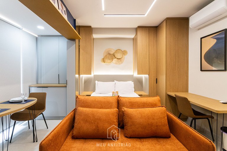 Studio p/4, lado do metrô, perto do Consulado