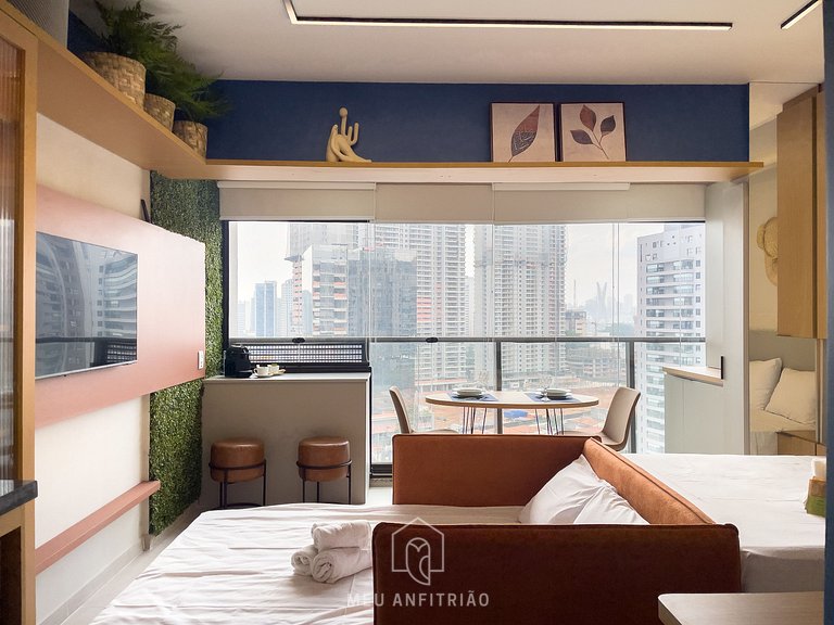 Studio for 4, next to subway, near the Consulate