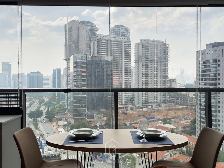 Studio p/4, lado do metrô, perto do Consulado