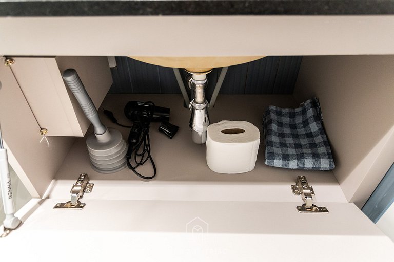 Studio for 4, next to subway, near the Consulate