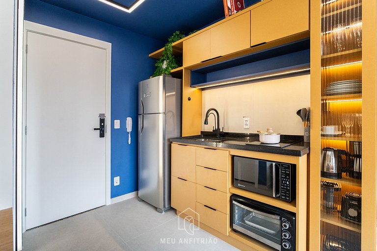 Studio for 4, next to subway, near the Consulate