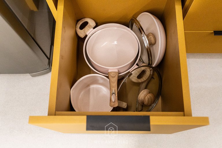 Studio for 4, next to subway, near the Consulate