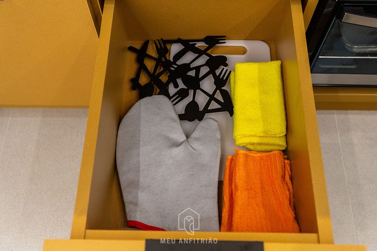 Studio p/4, lado do metrô, perto do Cons. Americ.