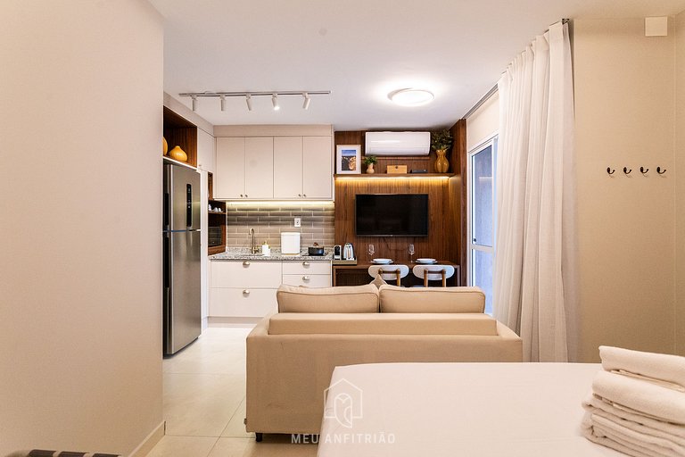 Studio with queen-size bed, balcony in Pinheiros