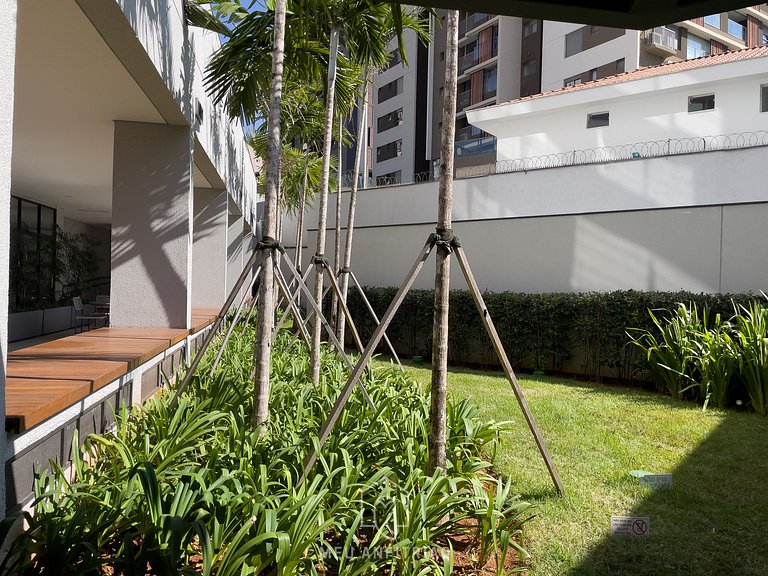 Studio for 4, next to subway, near the Consulate