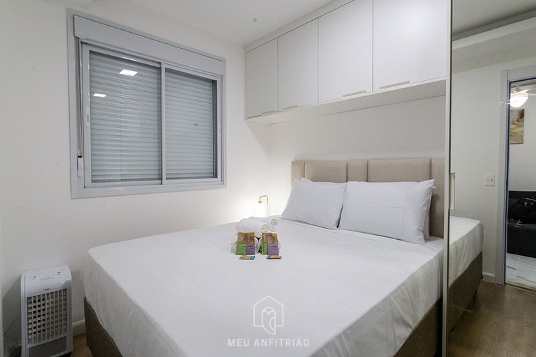 Queen-size bed, 3 people, near the SP Aquarium.