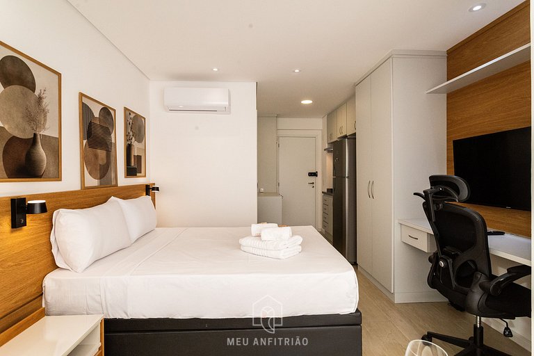 Studio in condo with pool near the subway