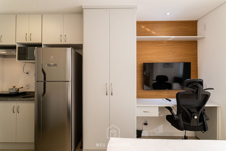 Studio in condo with pool near the subway