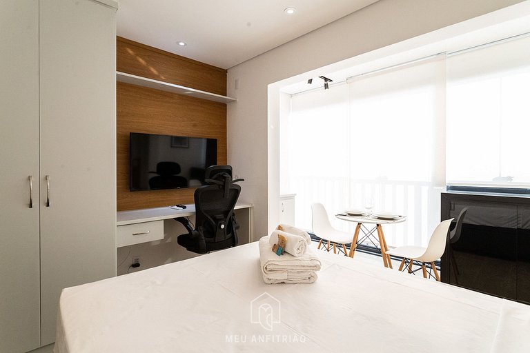 Studio in condo with pool near the subway