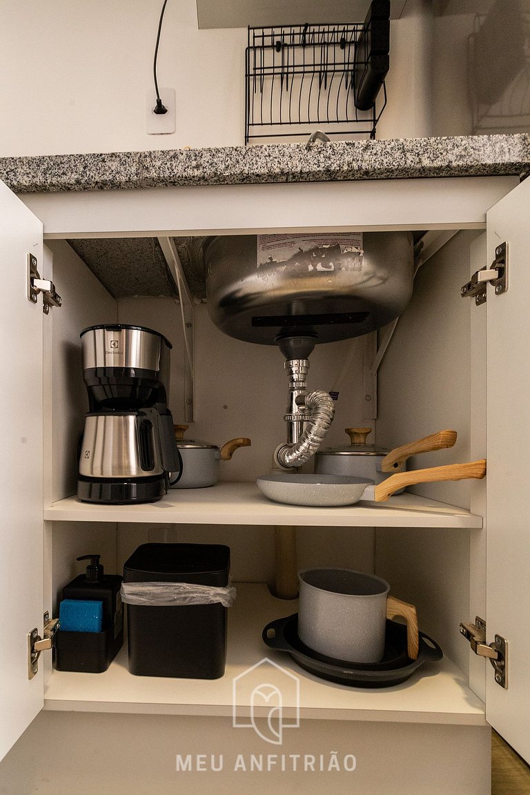 Studio em cond. c/ piscina perto do metrô