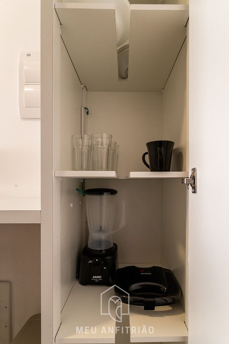 Studio in condo with pool near the subway