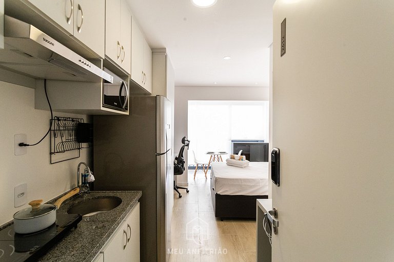 Studio in condo with pool near the subway